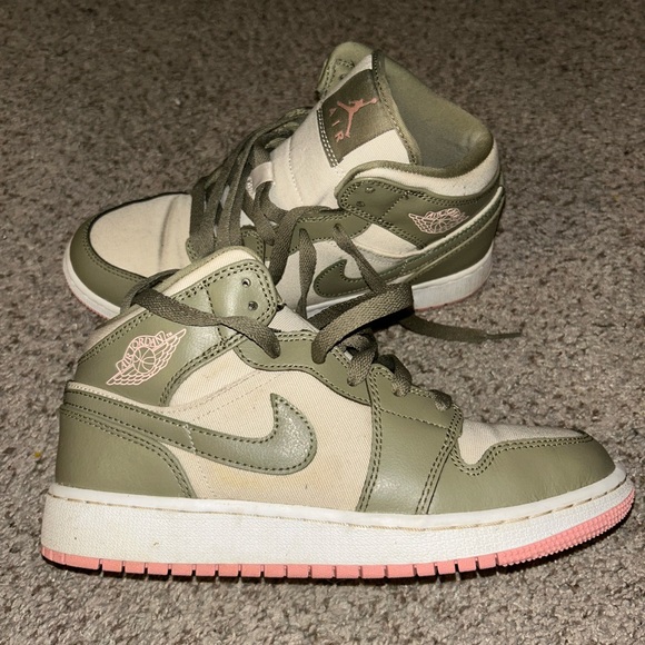 Jordan Shoes - Jordan 1 Mid
Trooper Bleached Coral (GS ) Size 5